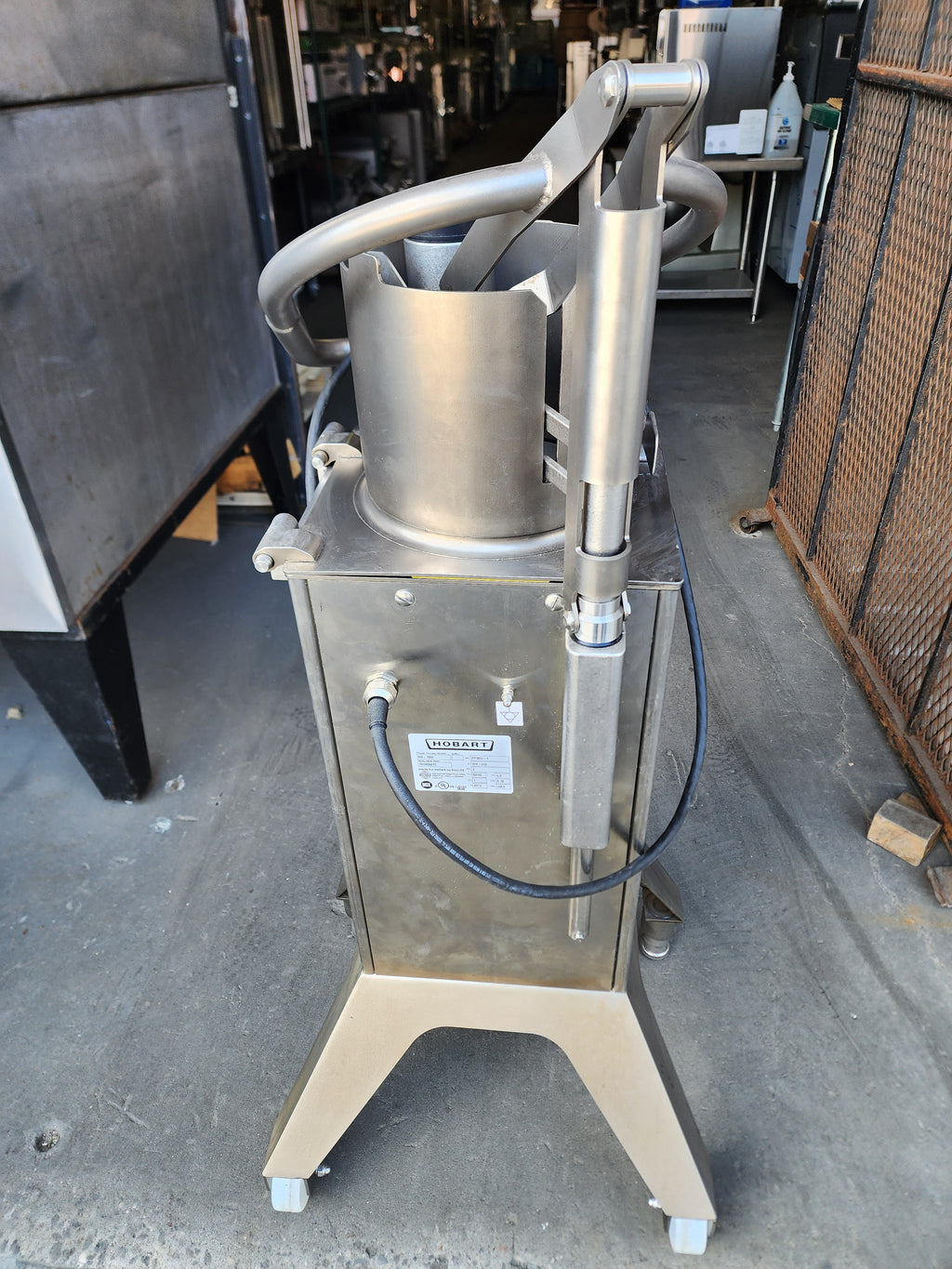 Used Hobart FP300i-1 continuous feed food processor. Processes up to 88 lb/min. 208-240V 3 phase. Fully tested, ready to ship.