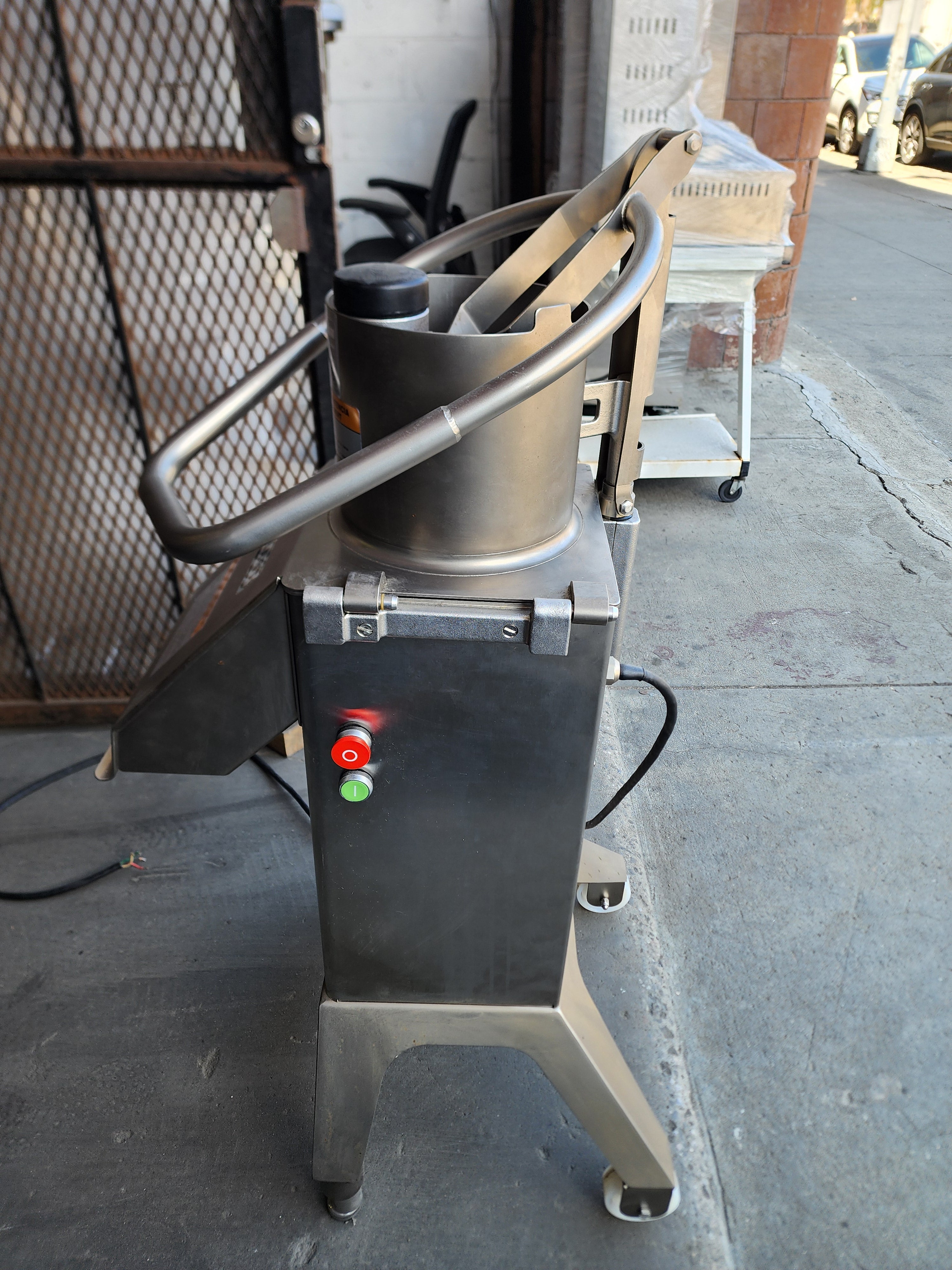 Used Hobart FP300i-1 continuous feed food processor. Processes up to 88 lb/min. 208-240V 3 phase. Fully tested, ready to ship.