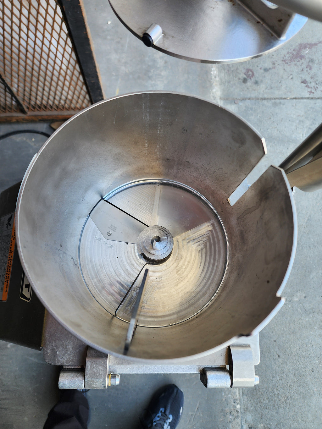 Used Hobart FP300i-1 continuous feed food processor. Processes up to 88 lb/min. 208-240V 3 phase. Fully tested, ready to ship.