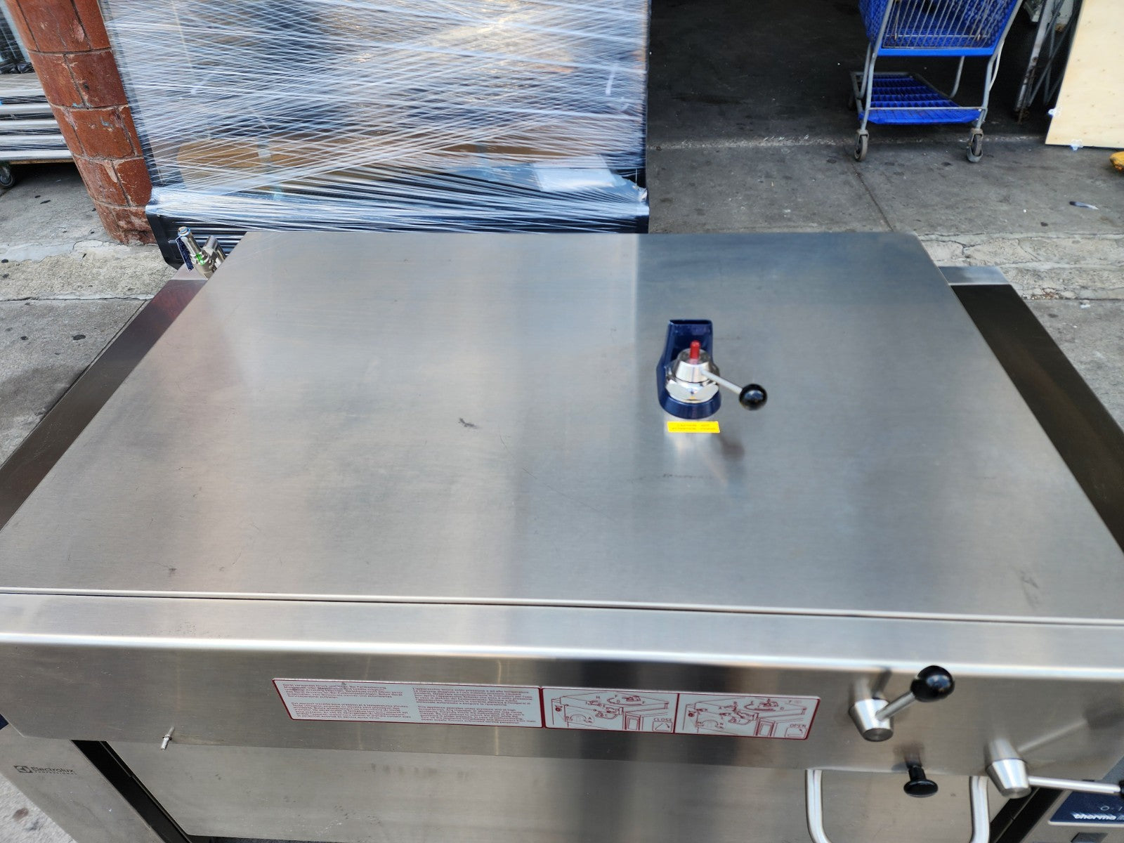 NEW Electrolux Professional 587028 45 gal. Tilting Electric Pressure Braising Pan