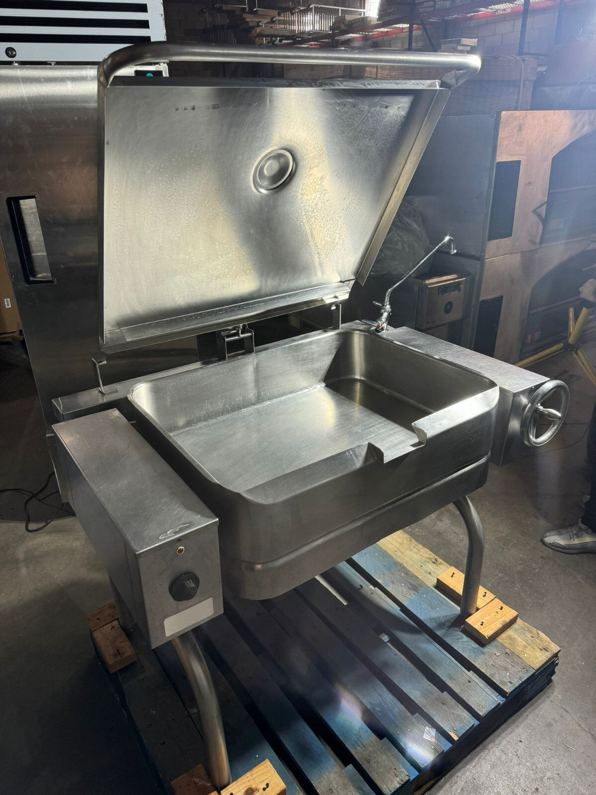 Groen FPC-3 Braising Pan 30 Gallon Tilting Skillet - 3 Phase Electric 240 Voltag