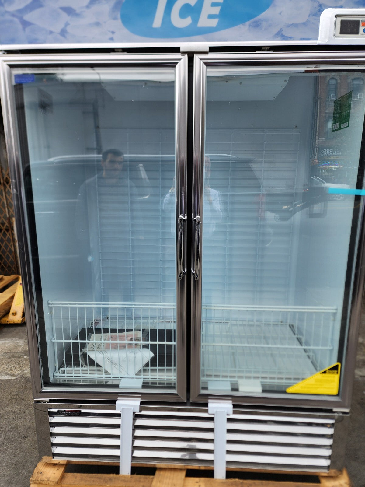 Turbo Air TGIM-49-N 54" Indoor Ice Merchandiser w/ Bottom Mount Compressor1