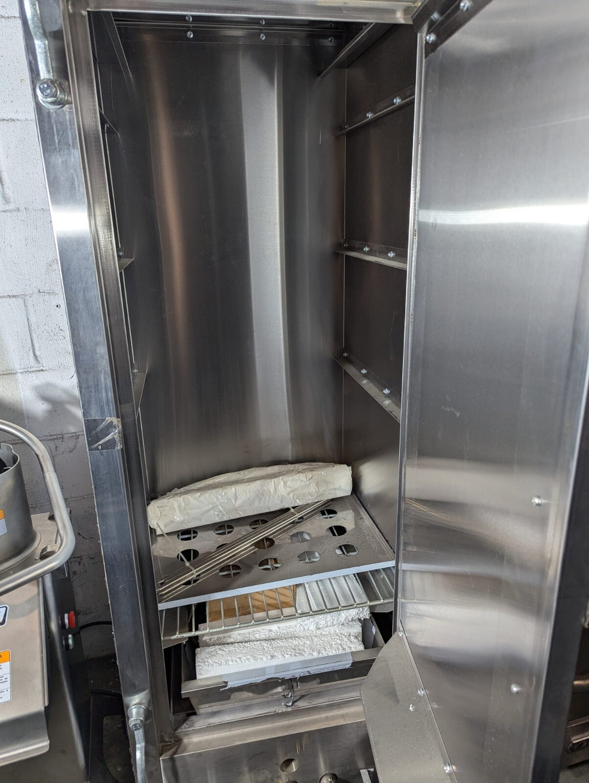 L&J CWSH2430-S 24"D x 30"L 4 Burner Stainless Steel Interior Smokehouse Oven2