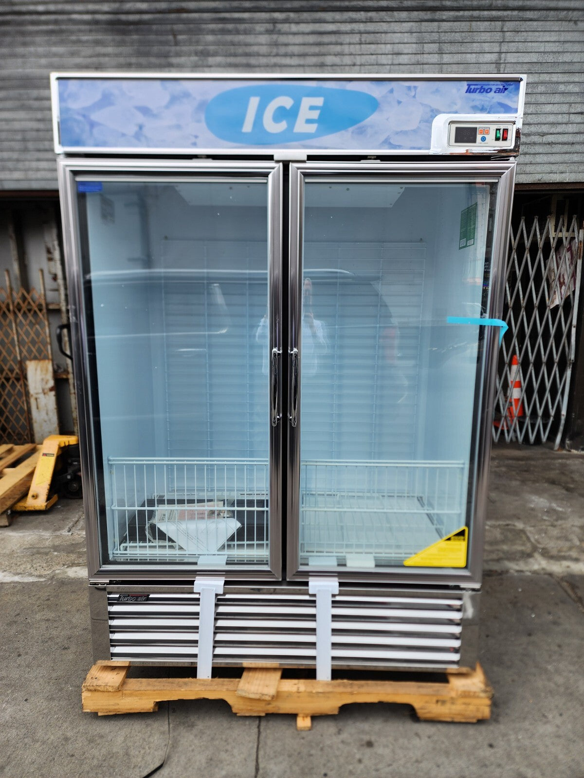 Turbo Air TGIM-49-N 54" Indoor Ice Merchandiser w/ Bottom Mount Compressor0