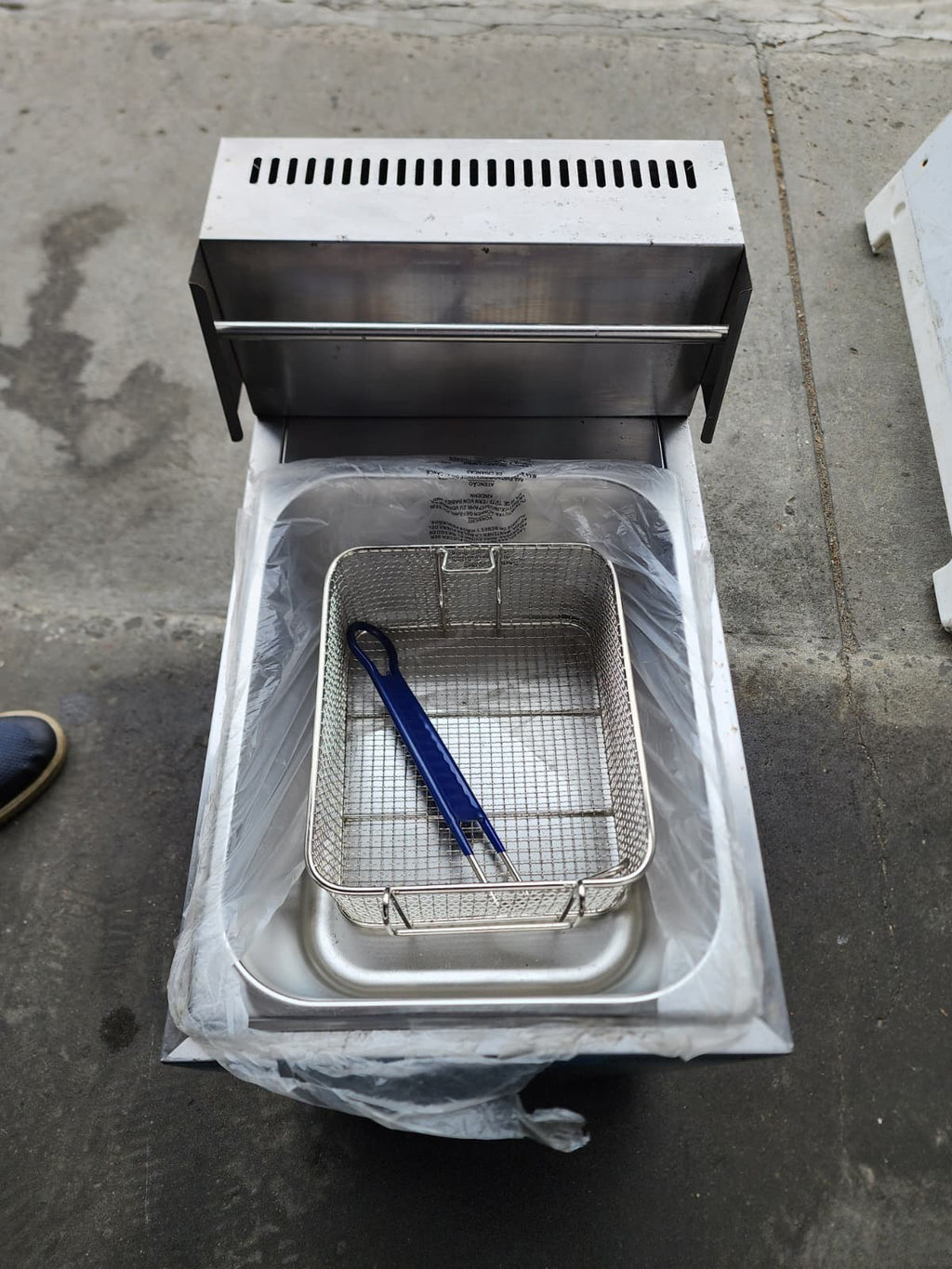 Uniworld Food Service Equipment UGF-71H 11 Inch Deep Fryer Propane Gas with Bask5